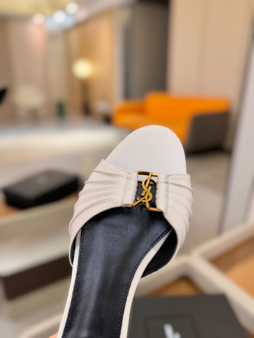 YSL「SAINT LAURENT*」 夏季新品 优雅大气拖鞋 —————————— 平底设计拉长腿部线条, 瞬间点 YSL「SAINT LAURENT*」 夏季新品 优雅大气拖鞋 —————————— 平底设计拉长腿部线条, 瞬间点