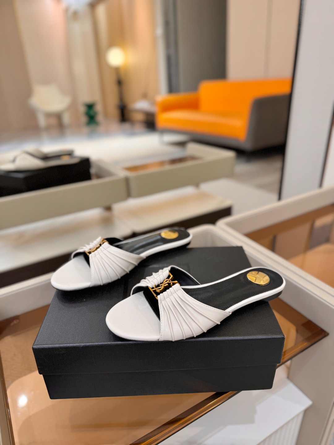 YSL「SAINT LAURENT*」 夏季新品 优雅大气拖鞋 —————————— 平底设计拉长腿部线条, 瞬间点 YSL「SAINT LAURENT*」 夏季新品 优雅大气拖鞋 —————————— 平底设计拉长腿部线条, 瞬间点