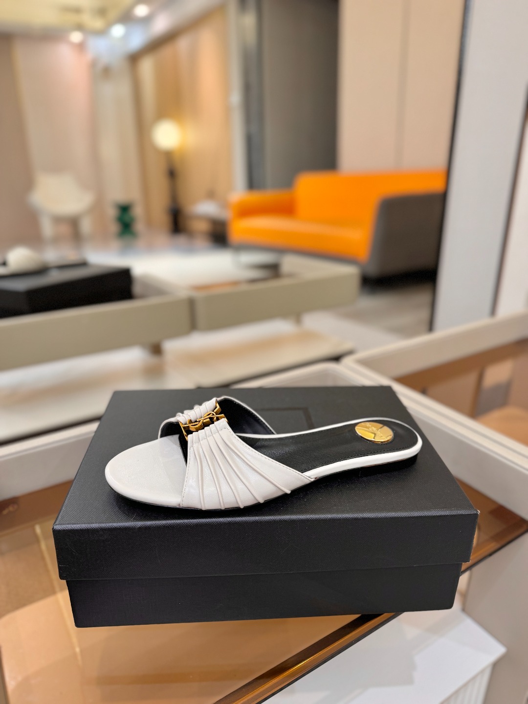 YSL「SAINT LAURENT*」  夏季新品 优雅大气拖鞋 ——————————  平底设计拉长腿部线条， 瞬间点