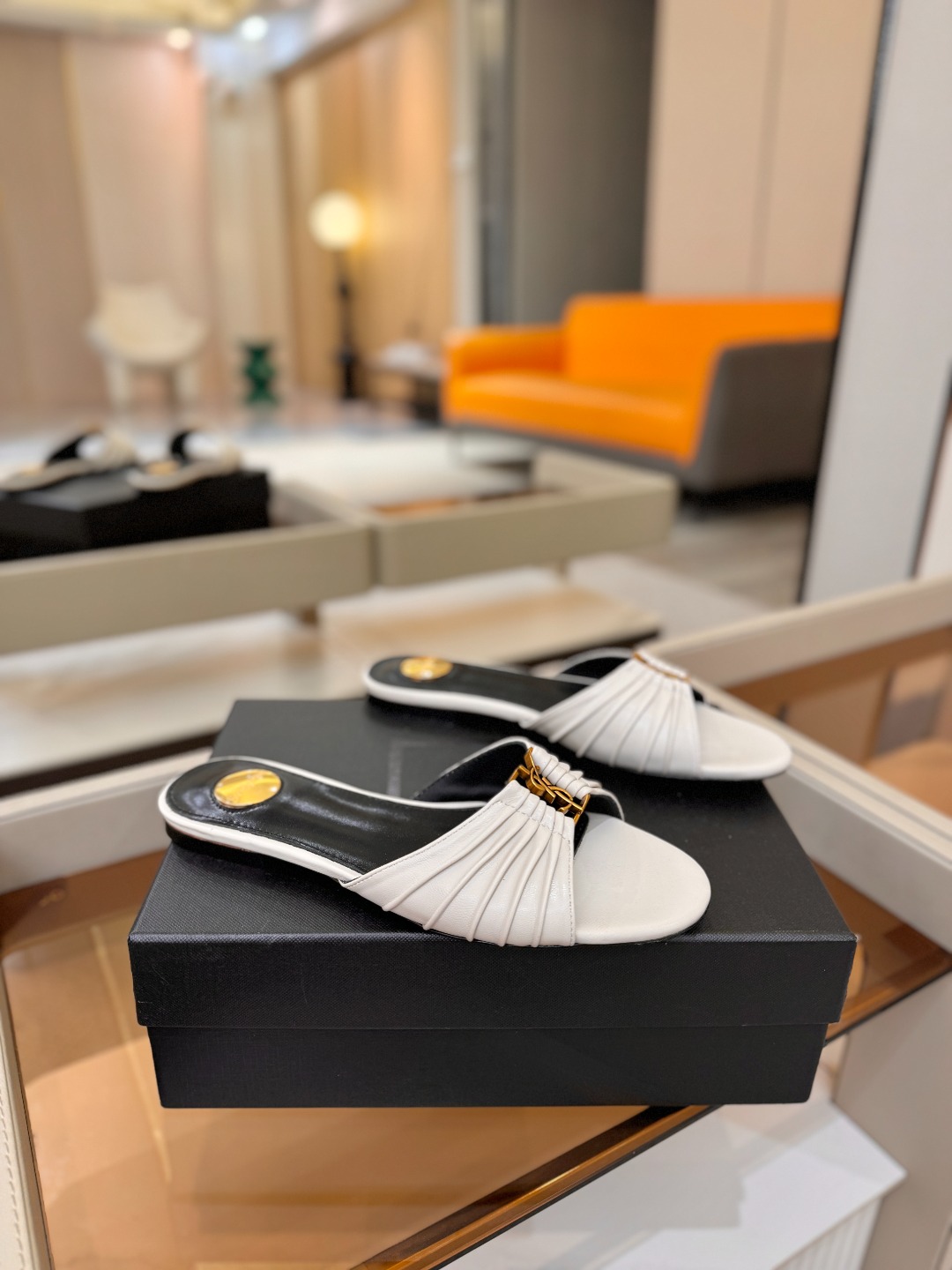 YSL「SAINT LAURENT*」 夏季新品 优雅大气拖鞋 —————————— 平底设计拉长腿部线条, 瞬间点 YSL「SAINT LAURENT*」 夏季新品 优雅大气拖鞋 —————————— 平底设计拉长腿部线条, 瞬间点