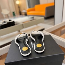 YSL「SAINT LAURENT*」 夏季新品 优雅大气拖鞋 —————————— 平底设计拉长腿部线条, 瞬间点 YSL「SAINT LAURENT*」 夏季新品 优雅大气拖鞋 —————————— 平底设计拉长腿部线条, 瞬间点