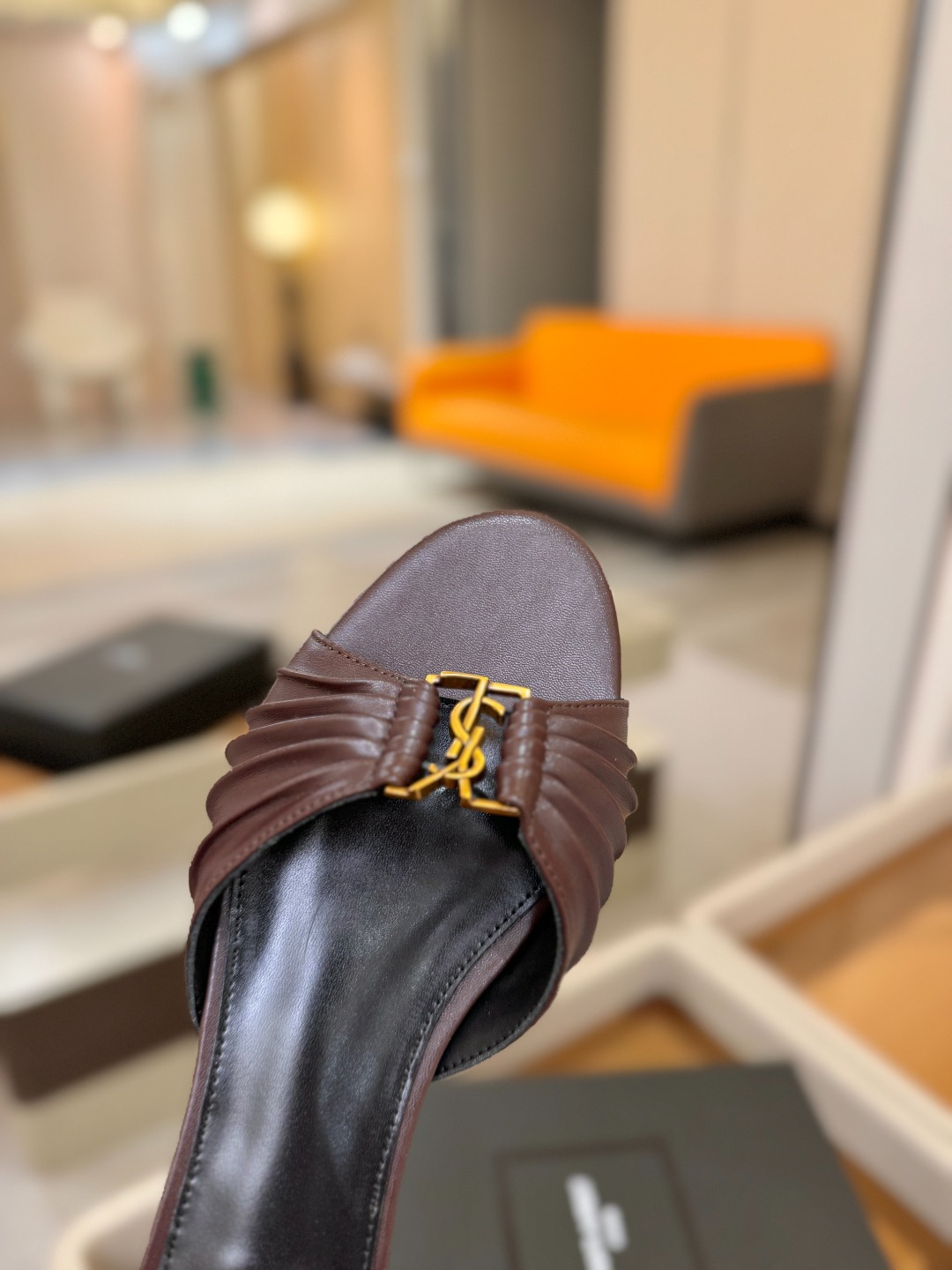 YSL「SAINT LAURENT*」 夏季新品 优雅大气拖鞋 —————————— 平底设计拉长腿部线条, 瞬间点 YSL「SAINT LAURENT*」 夏季新品 优雅大气拖鞋 —————————— 平底设计拉长腿部线条, 瞬间点