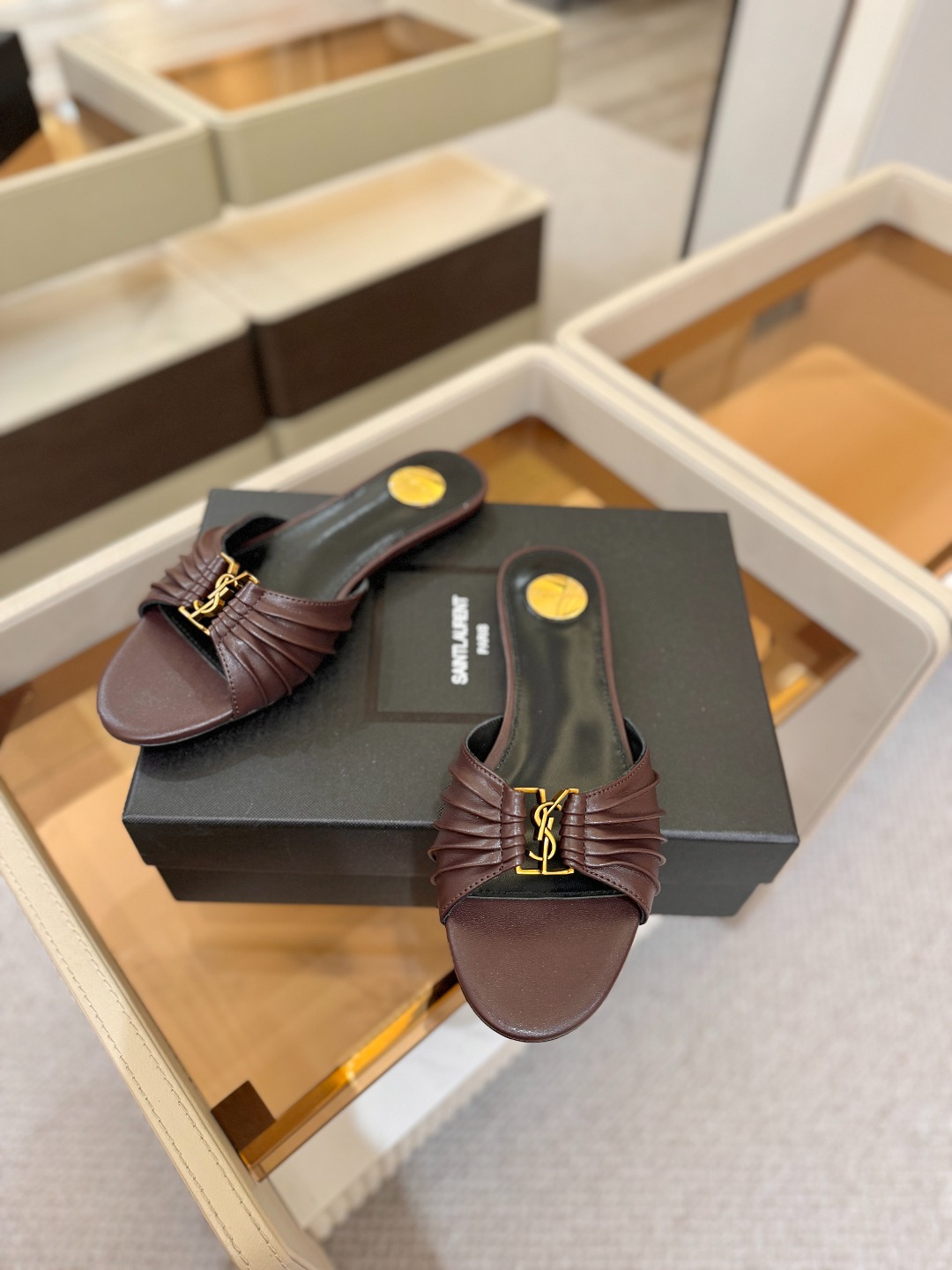 YSL「SAINT LAURENT*」 夏季新品 优雅大气拖鞋 —————————— 平底设计拉长腿部线条, 瞬间点 YSL「SAINT LAURENT*」 夏季新品 优雅大气拖鞋 —————————— 平底设计拉长腿部线条, 瞬间点