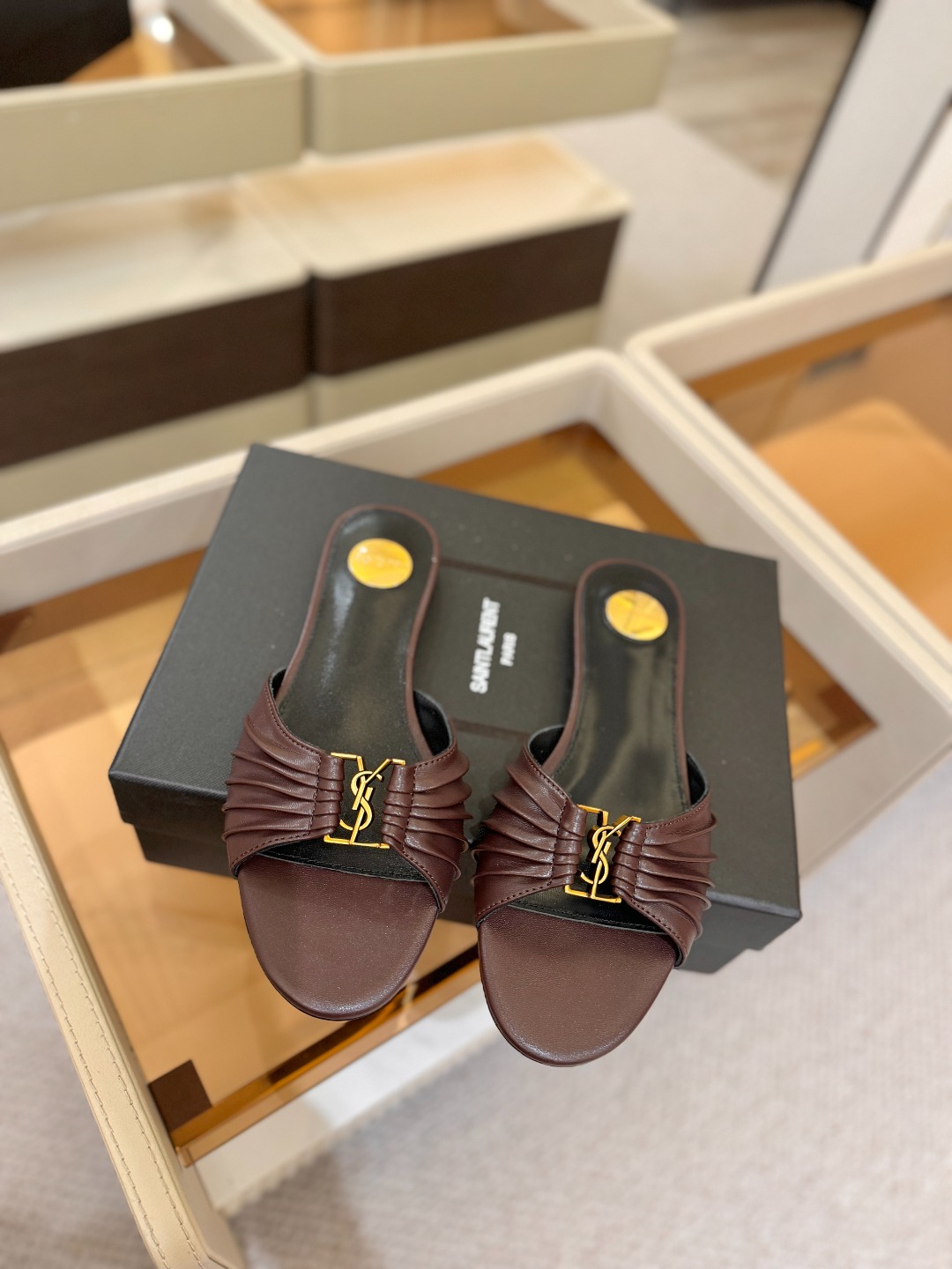 YSL「SAINT LAURENT*」 夏季新品 优雅大气拖鞋 —————————— 平底设计拉长腿部线条, 瞬间点 YSL「SAINT LAURENT*」 夏季新品 优雅大气拖鞋 —————————— 平底设计拉长腿部线条, 瞬间点