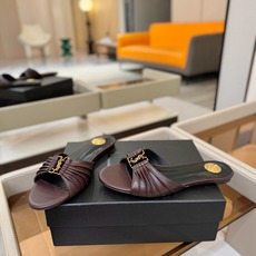 YSL「SAINT LAURENT*」 夏季新品 优雅大气拖鞋 —————————— 平底设计拉长腿部线条, 瞬间点 YSL「SAINT LAURENT*」 夏季新品 优雅大气拖鞋 —————————— 平底设计拉长腿部线条, 瞬间点