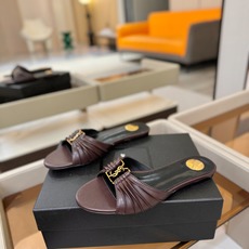 YSL「SAINT LAURENT*」 夏季新品 优雅大气拖鞋 —————————— 平底设计拉长腿部线条, 瞬间点 YSL「SAINT LAURENT*」 夏季新品 优雅大气拖鞋 —————————— 平底设计拉长腿部线条, 瞬间点