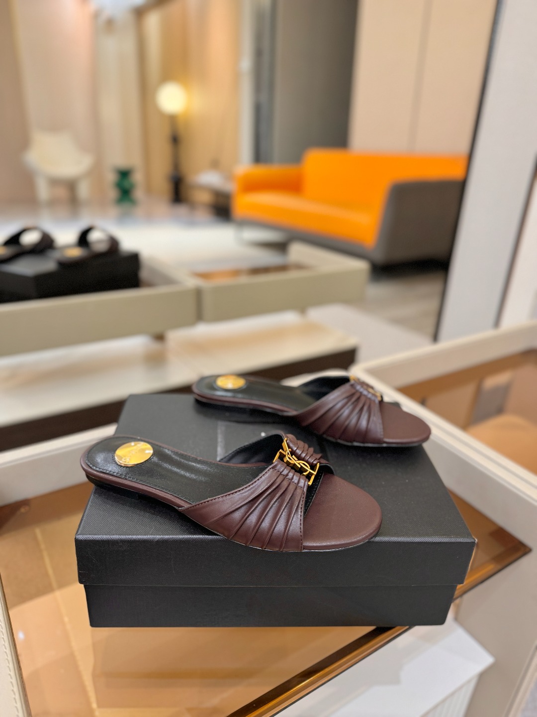 YSL「SAINT LAURENT*」 夏季新品 优雅大气拖鞋 —————————— 平底设计拉长腿部线条, 瞬间点 YSL「SAINT LAURENT*」 夏季新品 优雅大气拖鞋 —————————— 平底设计拉长腿部线条, 瞬间点