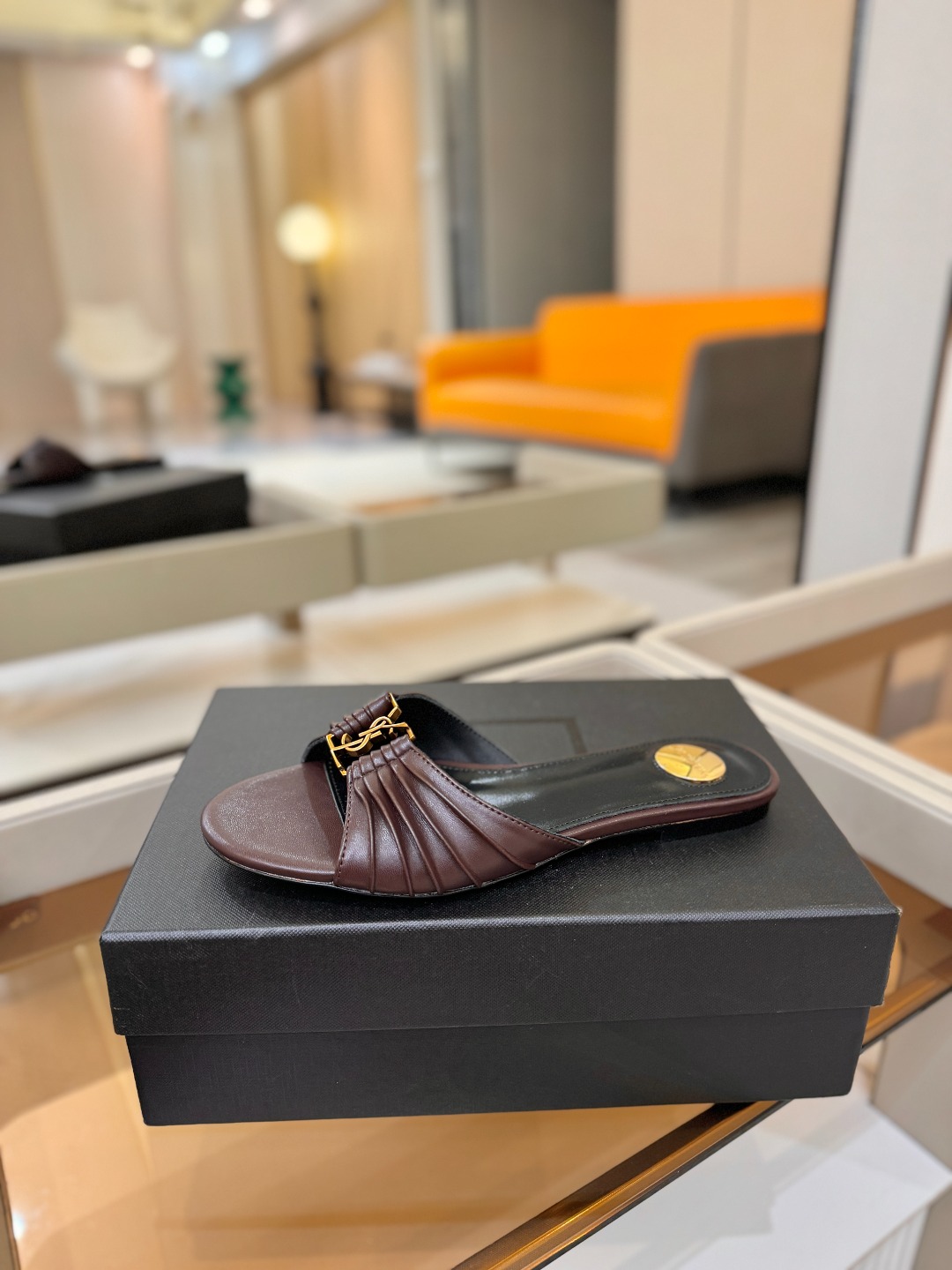YSL「SAINT LAURENT*」  夏季新品 优雅大气拖鞋 ——————————  平底设计拉长腿部线条， 瞬间点