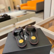 YSL「SAINT LAURENT*」 夏季新品 优雅大气拖鞋 —————————— 平底设计拉长腿部线条, 瞬间点 YSL「SAINT LAURENT*」 夏季新品 优雅大气拖鞋 —————————— 平底设计拉长腿部线条, 瞬间点
