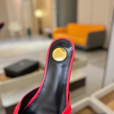 YSL「SAINT LAURENT*」 夏季新品 优雅大气拖鞋 —————————— 平底设计拉长腿部线条, 瞬间点 YSL「SAINT LAURENT*」 夏季新品 优雅大气拖鞋 —————————— 平底设计拉长腿部线条, 瞬间点