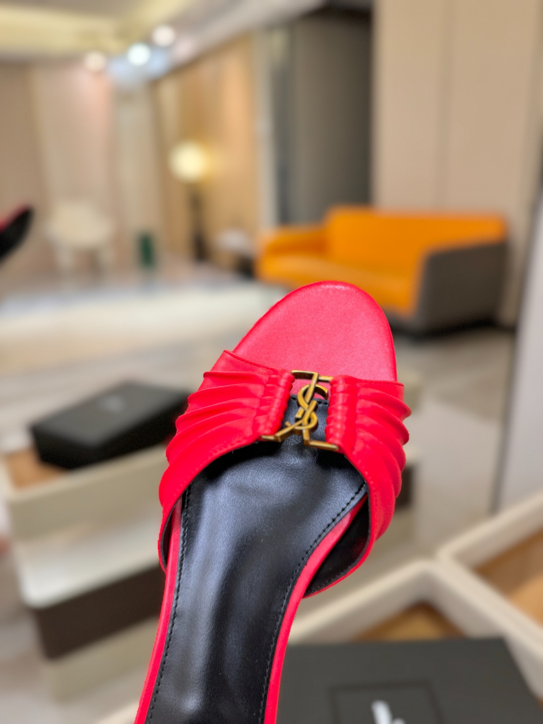 YSL「SAINT LAURENT*」 夏季新品 优雅大气拖鞋 —————————— 平底设计拉长腿部线条, 瞬间点 YSL「SAINT LAURENT*」 夏季新品 优雅大气拖鞋 —————————— 平底设计拉长腿部线条, 瞬间点