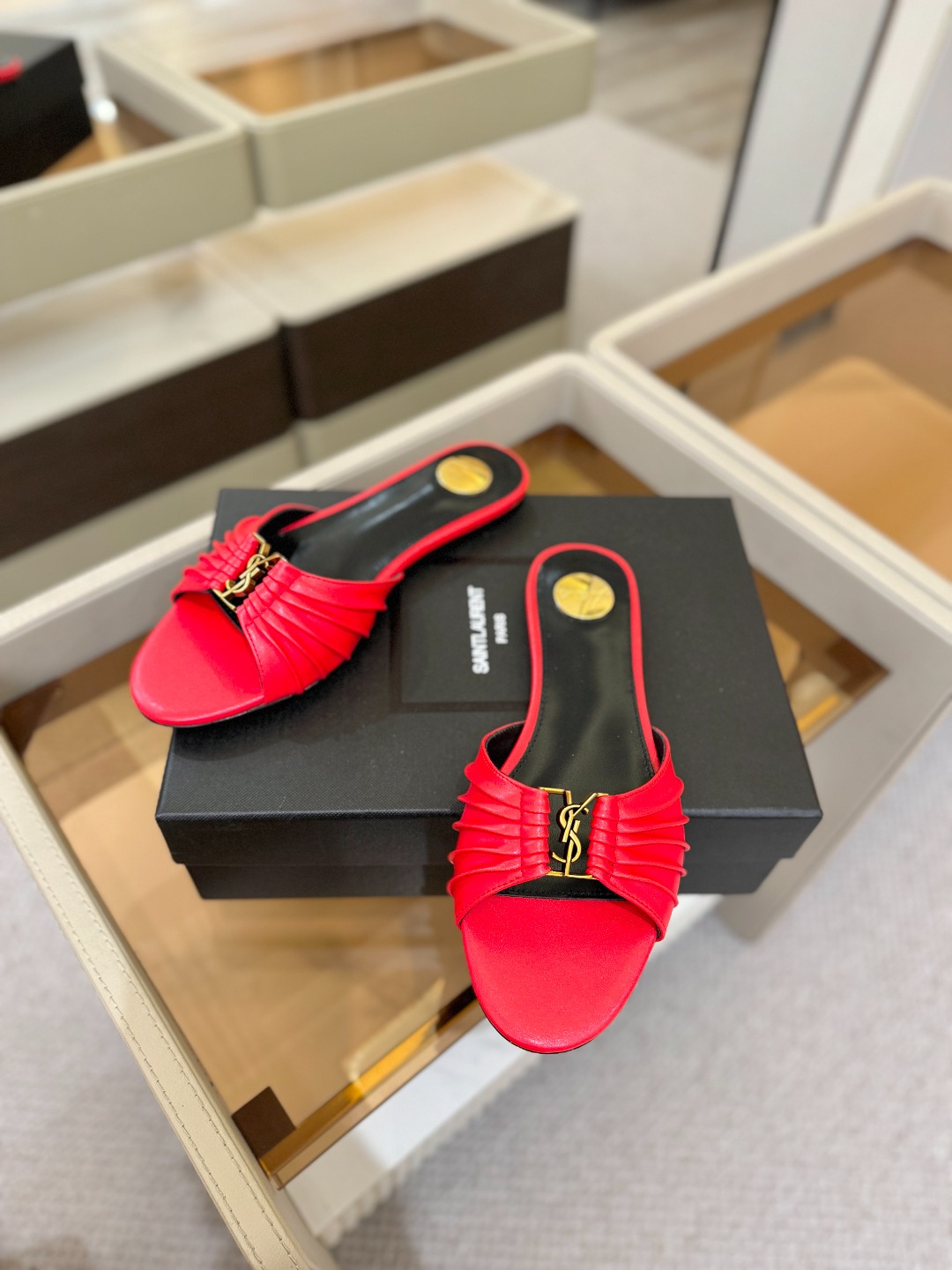 YSL「SAINT LAURENT*」 夏季新品 优雅大气拖鞋 —————————— 平底设计拉长腿部线条, 瞬间点 YSL「SAINT LAURENT*」 夏季新品 优雅大气拖鞋 —————————— 平底设计拉长腿部线条, 瞬间点