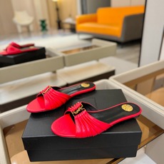 YSL「SAINT LAURENT*」 夏季新品 优雅大气拖鞋 —————————— 平底设计拉长腿部线条, 瞬间点 YSL「SAINT LAURENT*」 夏季新品 优雅大气拖鞋 —————————— 平底设计拉长腿部线条, 瞬间点