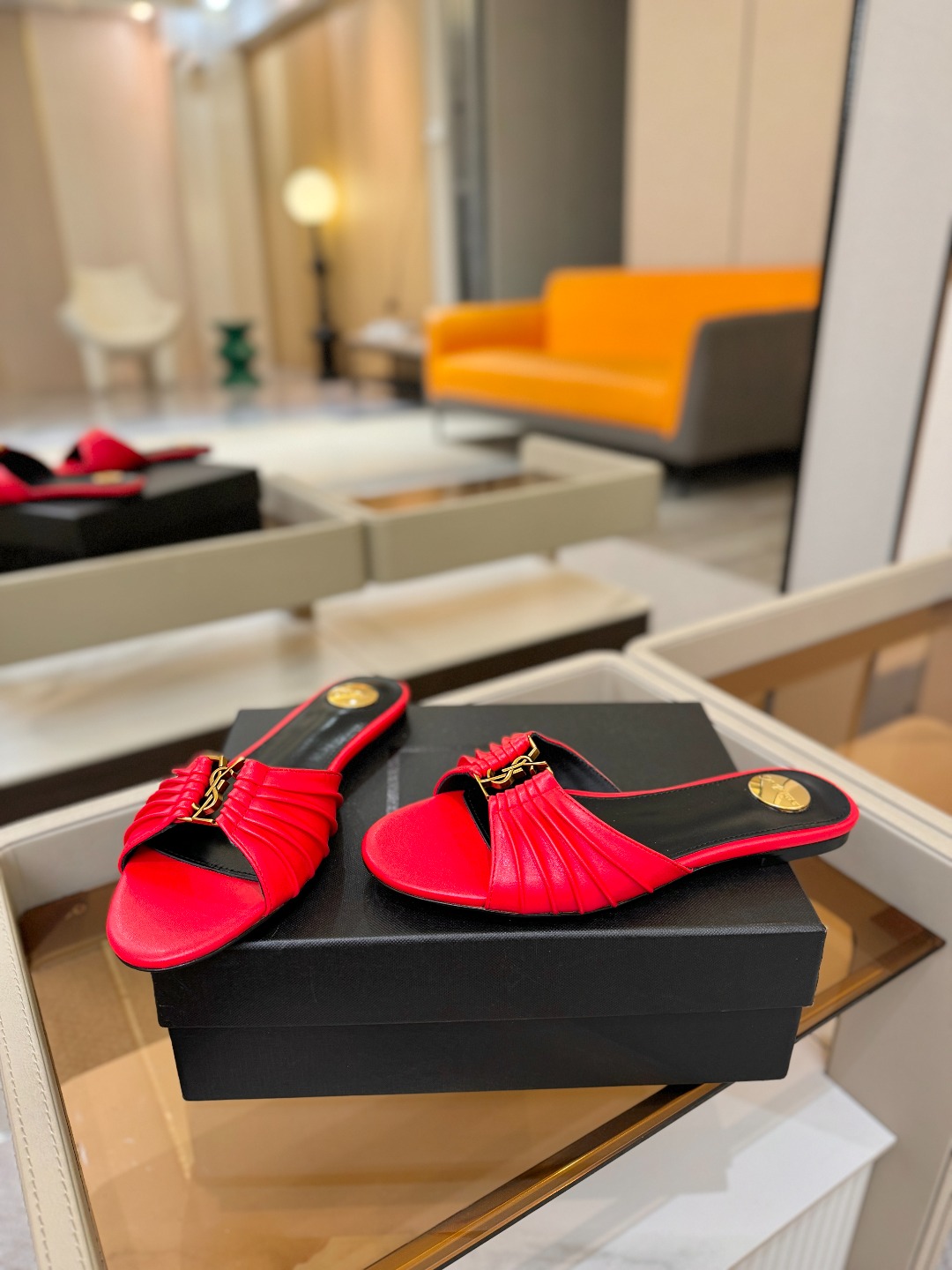 YSL「SAINT LAURENT*」 夏季新品 优雅大气拖鞋 —————————— 平底设计拉长腿部线条, 瞬间点 YSL「SAINT LAURENT*」 夏季新品 优雅大气拖鞋 —————————— 平底设计拉长腿部线条, 瞬间点