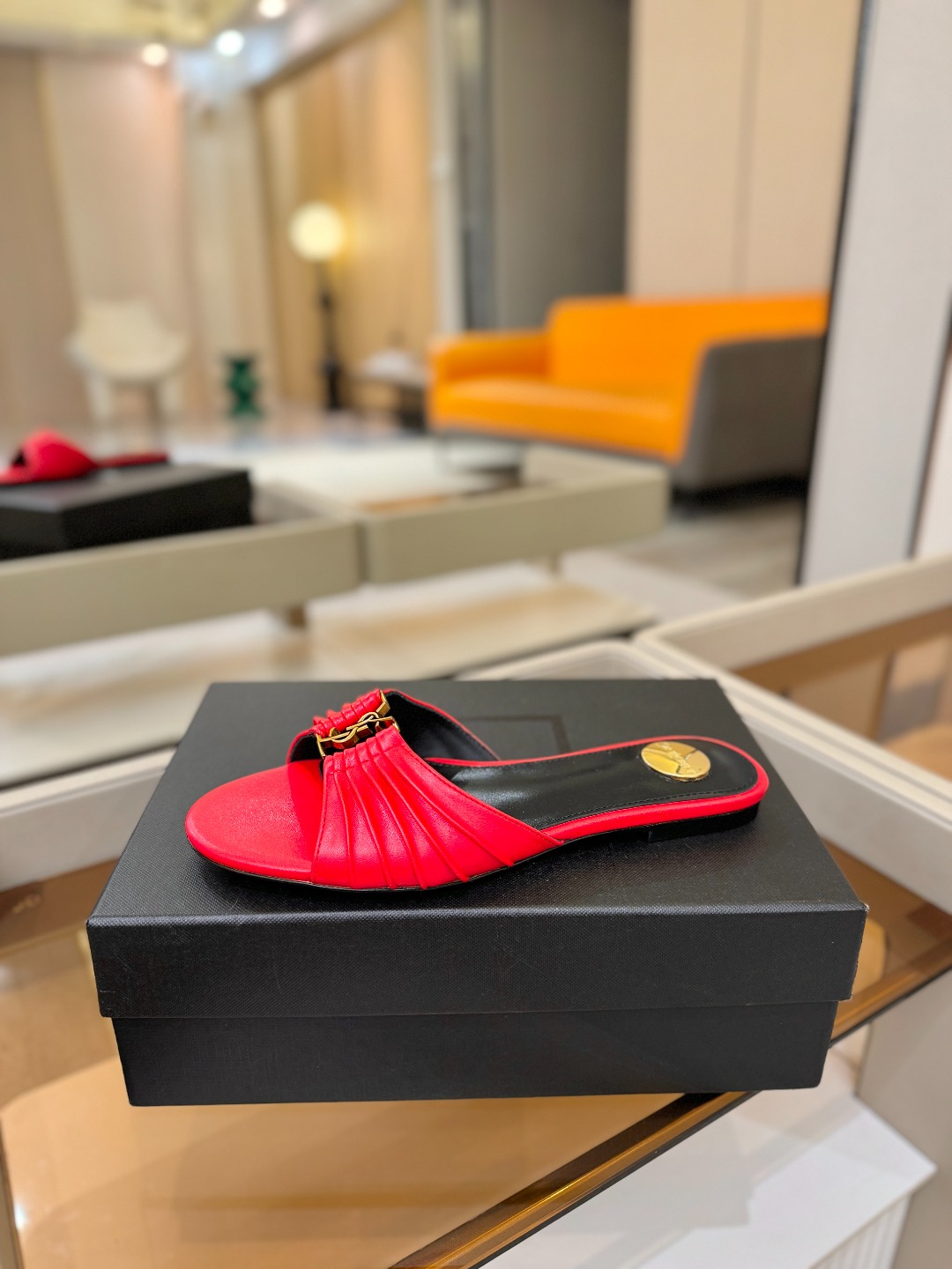 YSL「SAINT LAURENT*」  夏季新品 优雅大气拖鞋 ——————————  平底设计拉长腿部线条， 瞬间点
