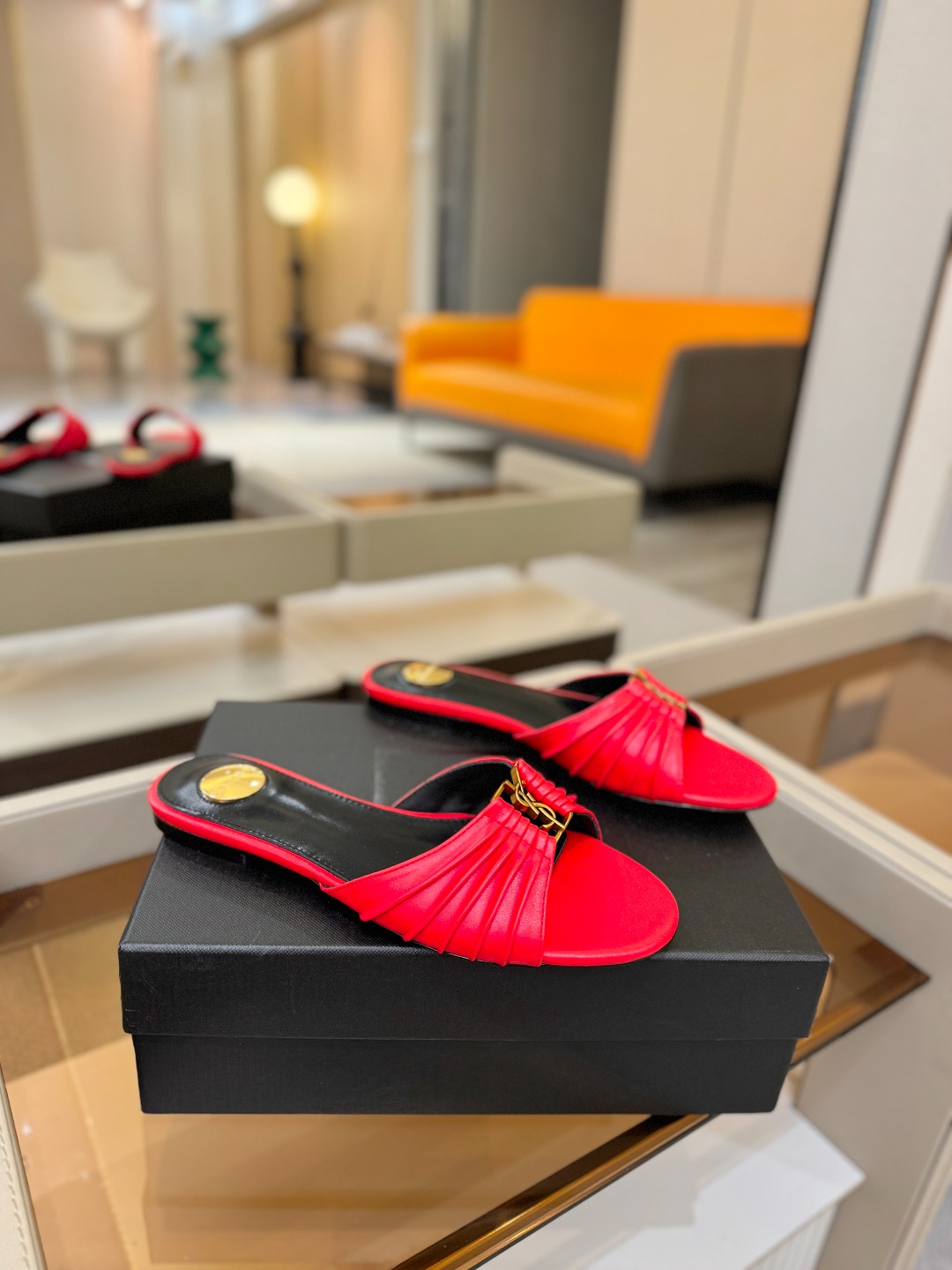 YSL「SAINT LAURENT*」 夏季新品 优雅大气拖鞋 —————————— 平底设计拉长腿部线条, 瞬间点 YSL「SAINT LAURENT*」 夏季新品 优雅大气拖鞋 —————————— 平底设计拉长腿部线条, 瞬间点