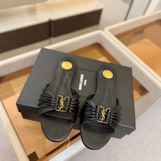 YSL「SAINT LAURENT*」 夏季新品 优雅大气拖鞋 —————————— 平底设计拉长腿部线条, 瞬间点 YSL「SAINT LAURENT*」 夏季新品 优雅大气拖鞋 —————————— 平底设计拉长腿部线条, 瞬间点
