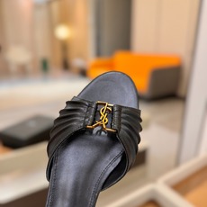 YSL「SAINT LAURENT*」 夏季新品 优雅大气拖鞋 —————————— 平底设计拉长腿部线条, 瞬间点 YSL「SAINT LAURENT*」 夏季新品 优雅大气拖鞋 —————————— 平底设计拉长腿部线条, 瞬间点
