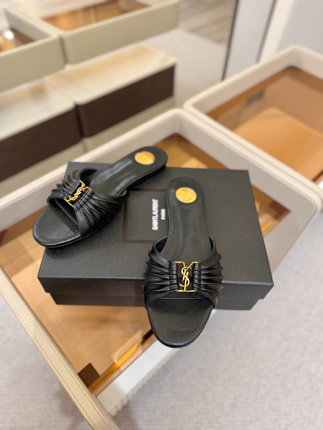 YSL「SAINT LAURENT*」 夏季新品 优雅大气拖鞋 —————————— 平底设计拉长腿部线条, 瞬间点 YSL「SAINT LAURENT*」 夏季新品 优雅大气拖鞋 —————————— 平底设计拉长腿部线条, 瞬间点