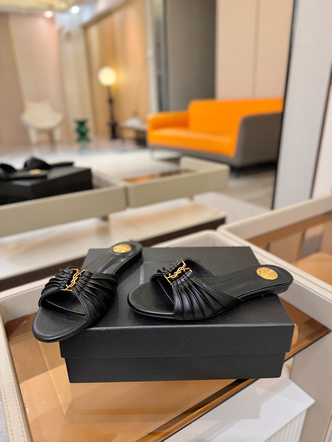YSL「SAINT LAURENT*」 夏季新品 优雅大气拖鞋 —————————— 平底设计拉长腿部线条, 瞬间点 YSL「SAINT LAURENT*」 夏季新品 优雅大气拖鞋 —————————— 平底设计拉长腿部线条, 瞬间点