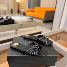 YSL「SAINT LAURENT*」 夏季新品 优雅大气拖鞋 —————————— 平底设计拉长腿部线条, 瞬间点 YSL「SAINT LAURENT*」 夏季新品 优雅大气拖鞋 —————————— 平底设计拉长腿部线条, 瞬间点