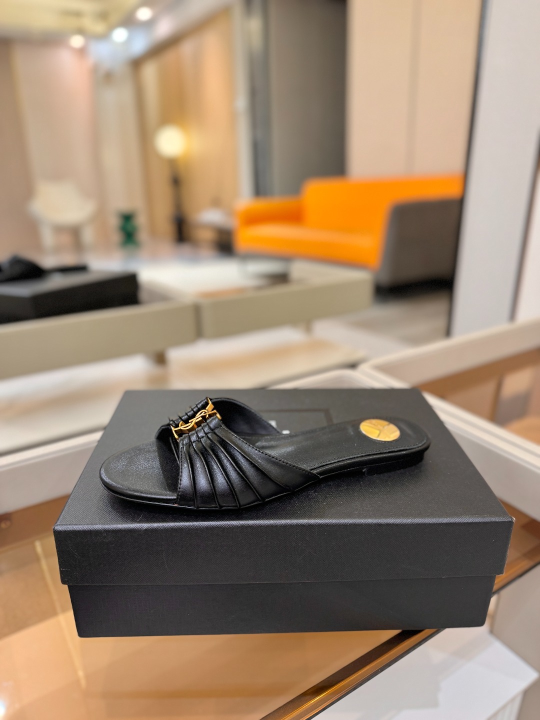 YSL「SAINT LAURENT*」  夏季新品 优雅大气拖鞋 ——————————  平底设计拉长腿部线条， 瞬间点