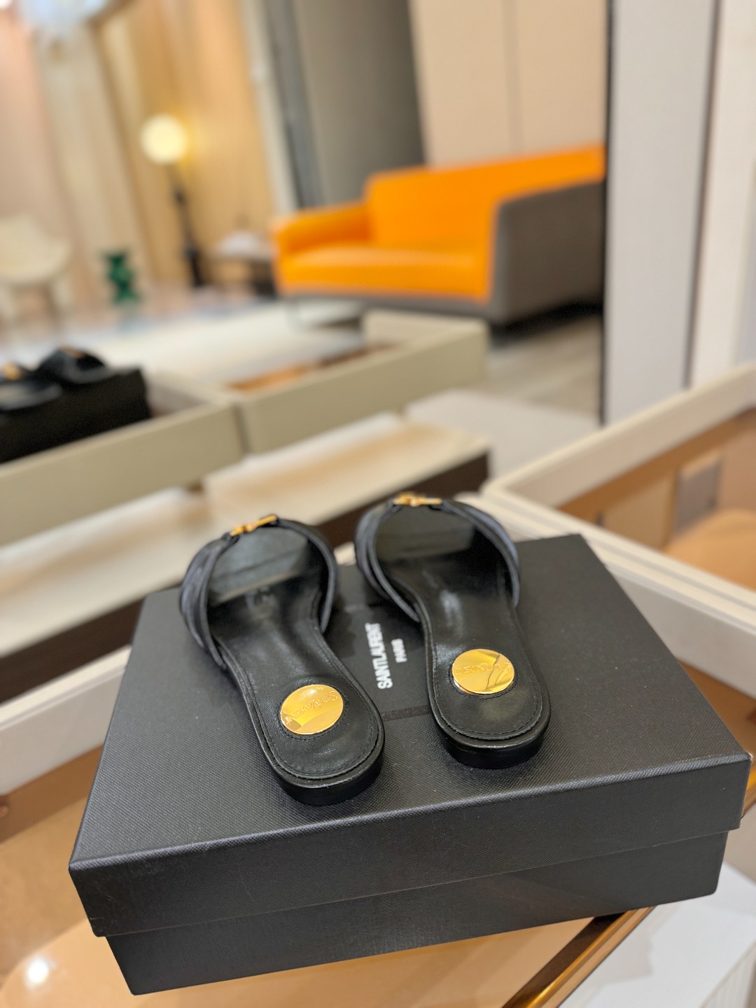 YSL「SAINT LAURENT*」 夏季新品 优雅大气拖鞋 —————————— 平底设计拉长腿部线条, 瞬间点 YSL「SAINT LAURENT*」 夏季新品 优雅大气拖鞋 —————————— 平底设计拉长腿部线条, 瞬间点