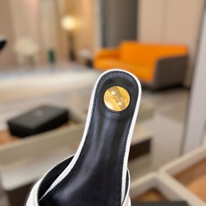 YSL「SAINT LAURENT*」 夏季新品 优雅大气拖鞋 —————————— 平底设计拉长腿部线条, 瞬间点 YSL「SAINT LAURENT*」 夏季新品 优雅大气拖鞋 —————————— 平底设计拉长腿部线条, 瞬间点
