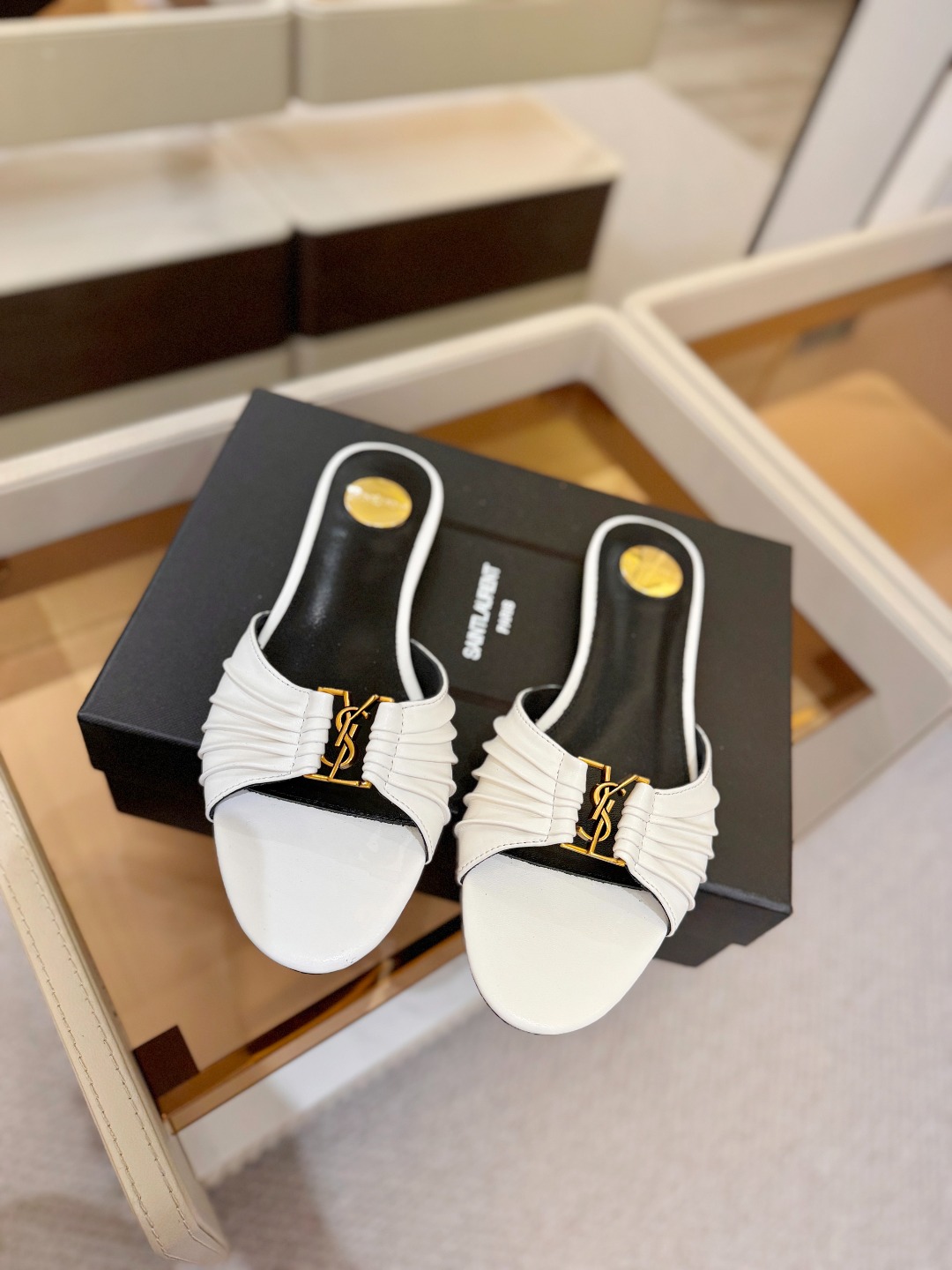 YSL「SAINT LAURENT*」 夏季新品 优雅大气拖鞋 —————————— 平底设计拉长腿部线条, 瞬间点 YSL「SAINT LAURENT*」 夏季新品 优雅大气拖鞋 —————————— 平底设计拉长腿部线条, 瞬间点