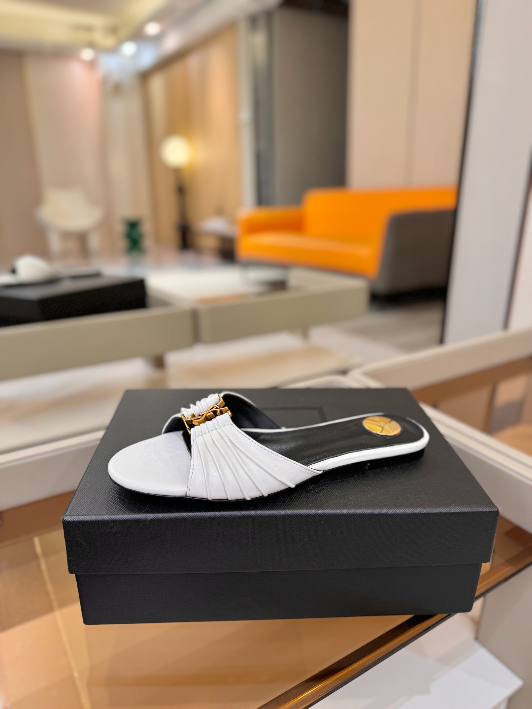YSL「SAINT LAURENT*」  夏季新品 优雅大气拖鞋 ——————————  平底设计拉长腿部线条， 瞬间点