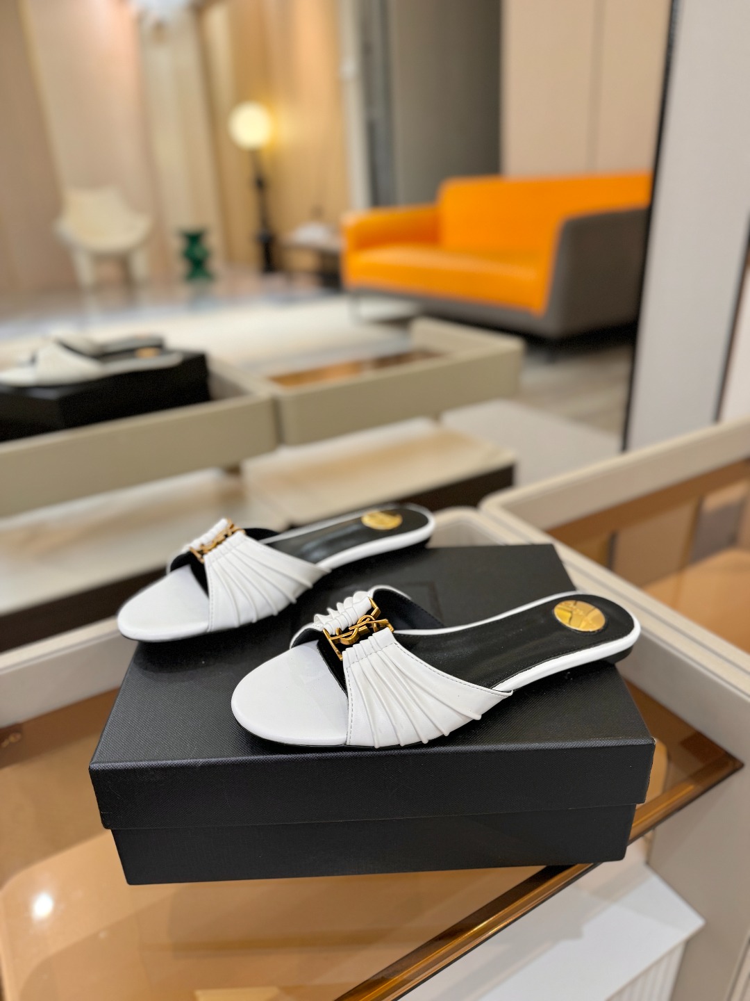 YSL「SAINT LAURENT*」 夏季新品 优雅大气拖鞋 —————————— 平底设计拉长腿部线条, 瞬间点 YSL「SAINT LAURENT*」 夏季新品 优雅大气拖鞋 —————————— 平底设计拉长腿部线条, 瞬间点