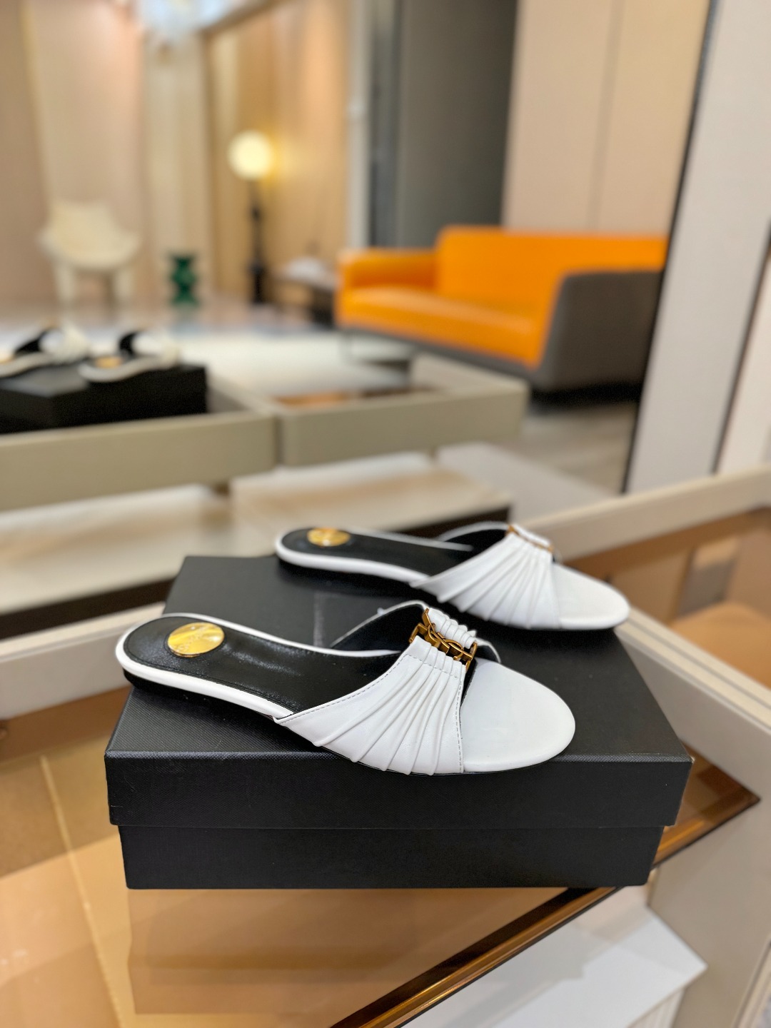 YSL「SAINT LAURENT*」 夏季新品 优雅大气拖鞋 —————————— 平底设计拉长腿部线条, 瞬间点 YSL「SAINT LAURENT*」 夏季新品 优雅大气拖鞋 —————————— 平底设计拉长腿部线条, 瞬间点