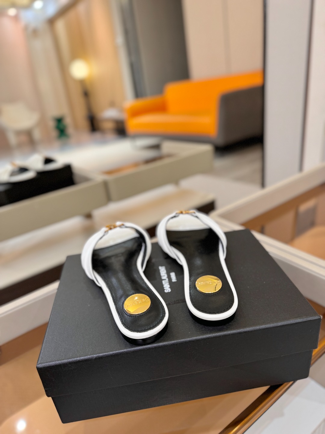 YSL「SAINT LAURENT*」 夏季新品 优雅大气拖鞋 —————————— 平底设计拉长腿部线条, 瞬间点 YSL「SAINT LAURENT*」 夏季新品 优雅大气拖鞋 —————————— 平底设计拉长腿部线条, 瞬间点
