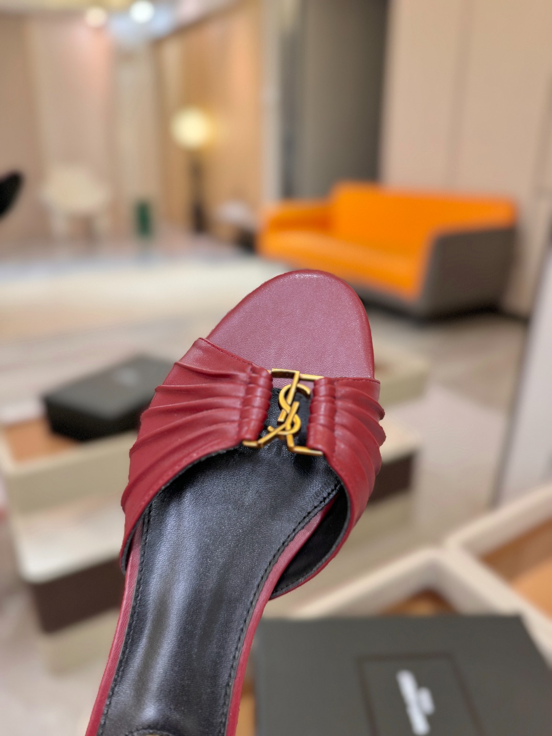 YSL「SAINT LAURENT*」 夏季新品 优雅大气拖鞋 —————————— 平底设计拉长腿部线条, 瞬间点 YSL「SAINT LAURENT*」 夏季新品 优雅大气拖鞋 —————————— 平底设计拉长腿部线条, 瞬间点