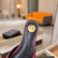 YSL「SAINT LAURENT*」 夏季新品 优雅大气拖鞋 —————————— 平底设计拉长腿部线条, 瞬间点 YSL「SAINT LAURENT*」 夏季新品 优雅大气拖鞋 —————————— 平底设计拉长腿部线条, 瞬间点
