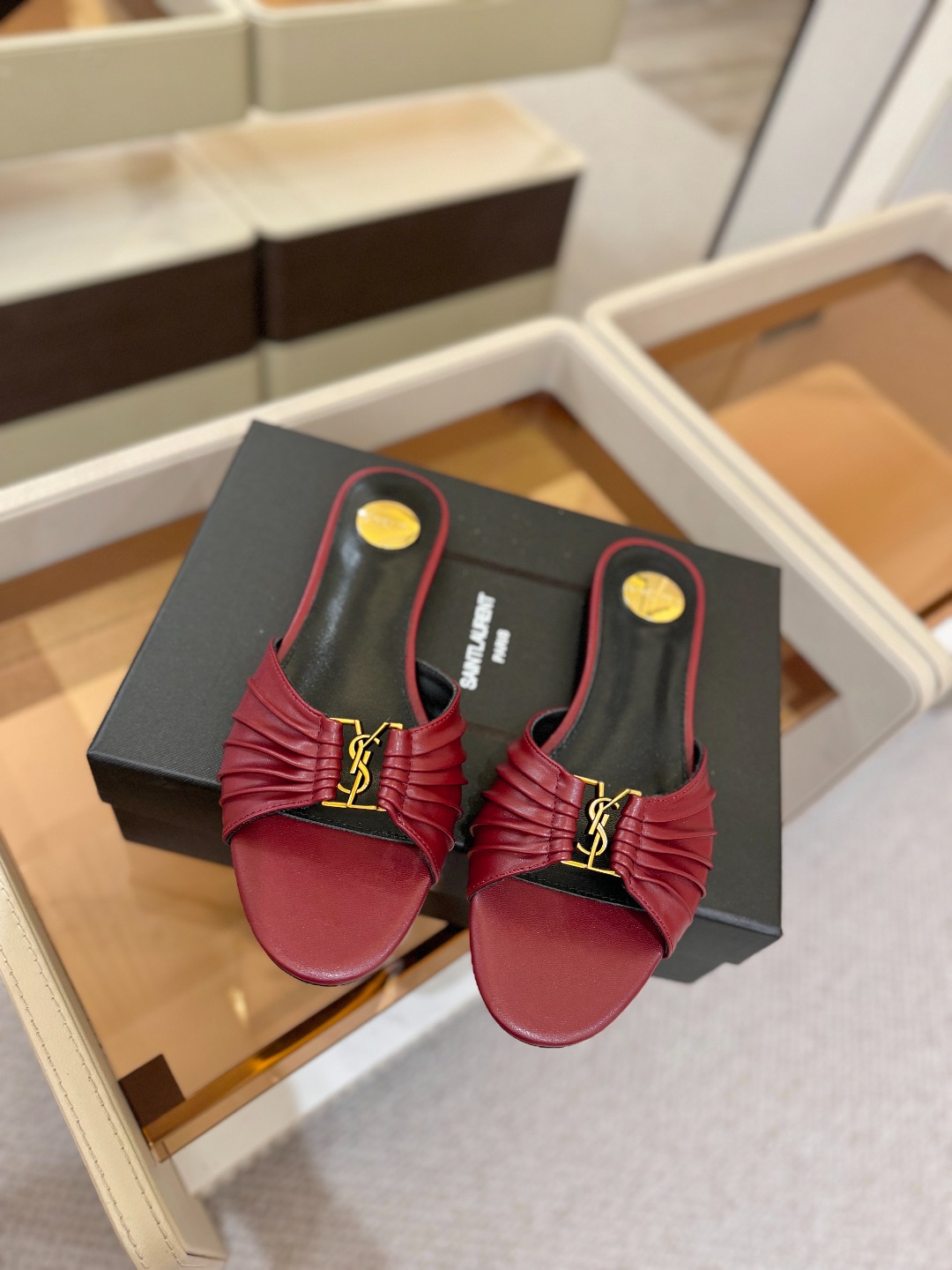 YSL「SAINT LAURENT*」 夏季新品 优雅大气拖鞋 —————————— 平底设计拉长腿部线条, 瞬间点 YSL「SAINT LAURENT*」 夏季新品 优雅大气拖鞋 —————————— 平底设计拉长腿部线条, 瞬间点