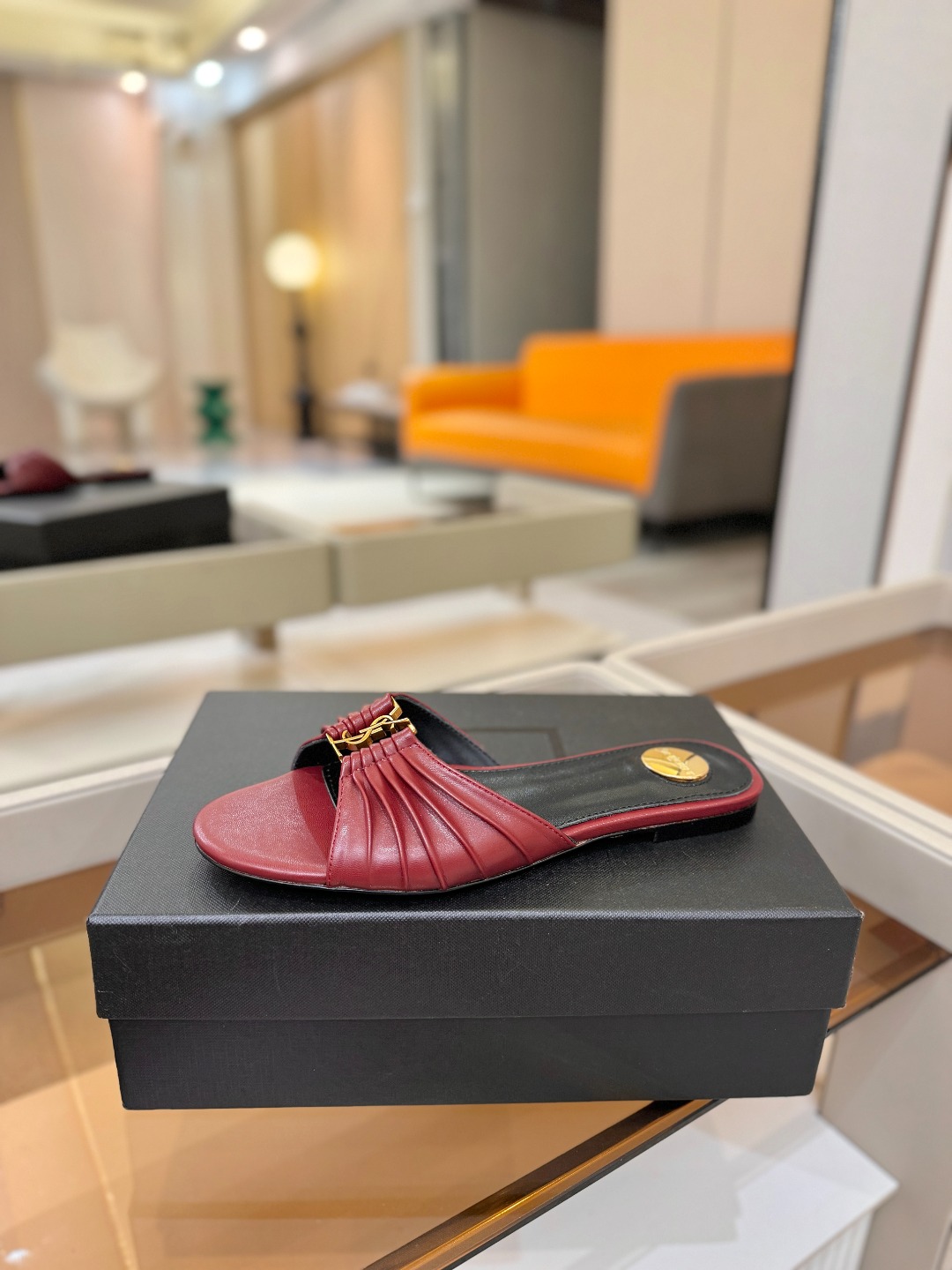YSL「SAINT LAURENT*」  夏季新品 优雅大气拖鞋 ——————————  平底设计拉长腿部线条， 瞬间点