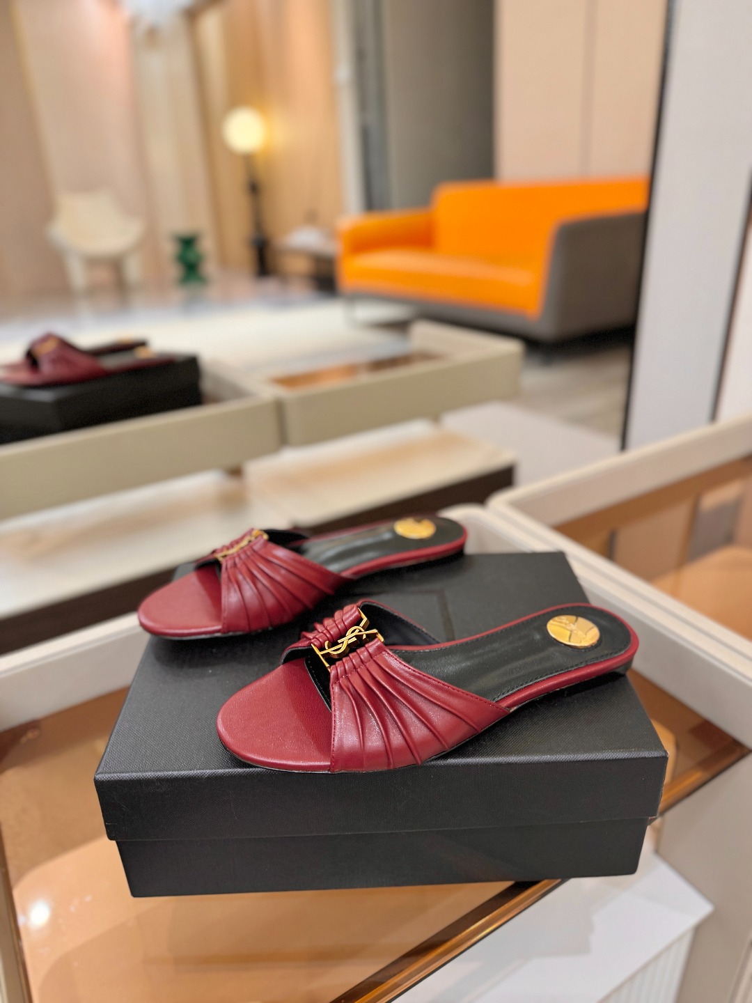 YSL「SAINT LAURENT*」 夏季新品 优雅大气拖鞋 —————————— 平底设计拉长腿部线条, 瞬间点 YSL「SAINT LAURENT*」 夏季新品 优雅大气拖鞋 —————————— 平底设计拉长腿部线条, 瞬间点