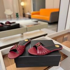 YSL「SAINT LAURENT*」 夏季新品 优雅大气拖鞋 —————————— 平底设计拉长腿部线条, 瞬间点 YSL「SAINT LAURENT*」 夏季新品 优雅大气拖鞋 —————————— 平底设计拉长腿部线条, 瞬间点