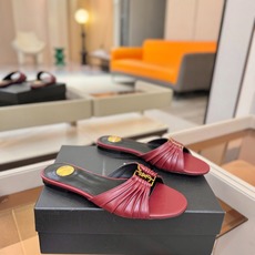 YSL「SAINT LAURENT*」 夏季新品 优雅大气拖鞋 —————————— 平底设计拉长腿部线条, 瞬间点 YSL「SAINT LAURENT*」 夏季新品 优雅大气拖鞋 —————————— 平底设计拉长腿部线条, 瞬间点