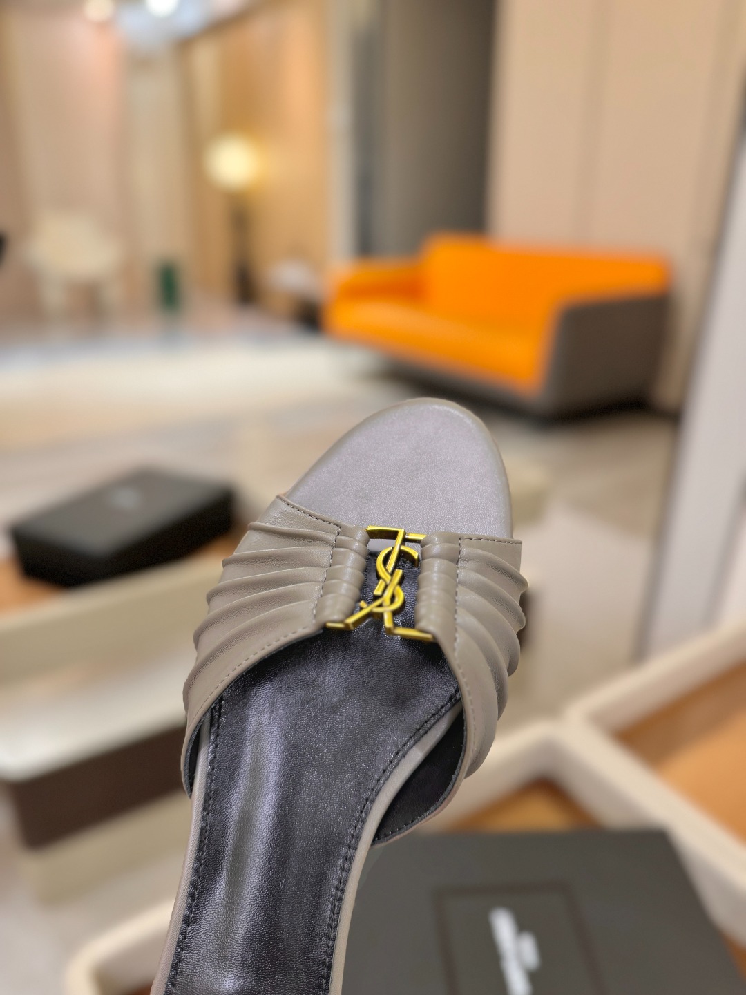 YSL「SAINT LAURENT*」 夏季新品 优雅大气拖鞋 —————————— 平底设计拉长腿部线条, 瞬间点 YSL「SAINT LAURENT*」 夏季新品 优雅大气拖鞋 —————————— 平底设计拉长腿部线条, 瞬间点