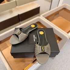 YSL「SAINT LAURENT*」 夏季新品 优雅大气拖鞋 —————————— 平底设计拉长腿部线条, 瞬间点 YSL「SAINT LAURENT*」 夏季新品 优雅大气拖鞋 —————————— 平底设计拉长腿部线条, 瞬间点