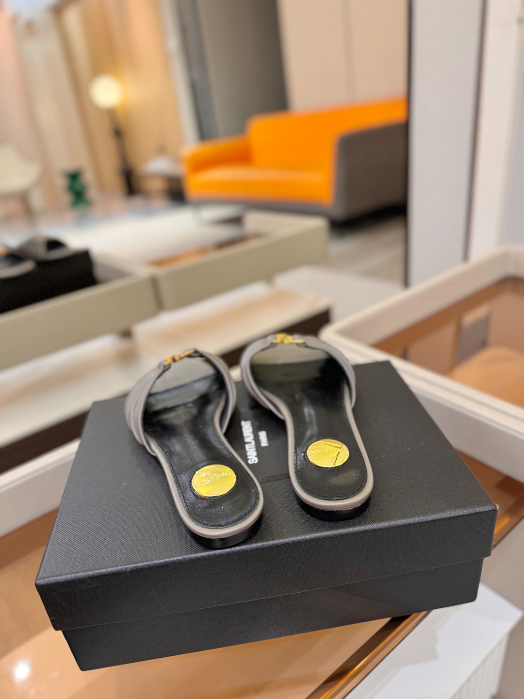 YSL「SAINT LAURENT*」 夏季新品 优雅大气拖鞋 —————————— 平底设计拉长腿部线条, 瞬间点 YSL「SAINT LAURENT*」 夏季新品 优雅大气拖鞋 —————————— 平底设计拉长腿部线条, 瞬间点