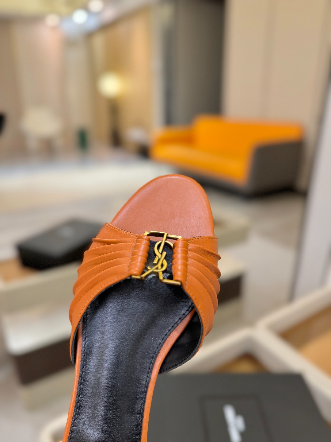 YSL「SAINT LAURENT*」  夏季新品 优雅大气拖鞋 ——————————  平底设计拉长腿部线条， 瞬间点