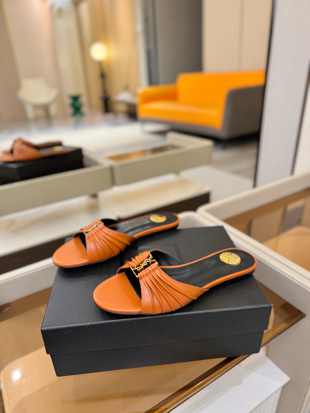 YSL「SAINT LAURENT*」  夏季新品 优雅大气拖鞋 ——————————  平底设计拉长腿部线条， 瞬间点