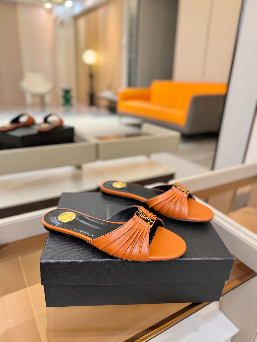 YSL「SAINT LAURENT*」  夏季新品 优雅大气拖鞋 ——————————  平底设计拉长腿部线条， 瞬间点