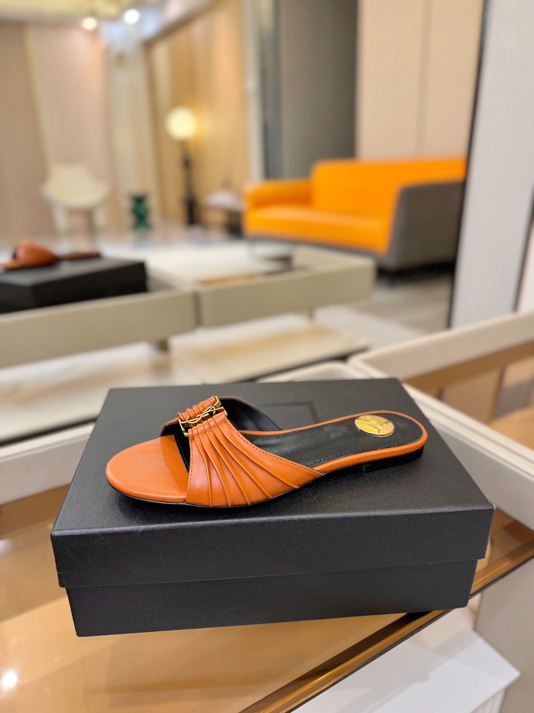 YSL「SAINT LAURENT*」  夏季新品 优雅大气拖鞋 ——————————  平底设计拉长腿部线条， 瞬间点