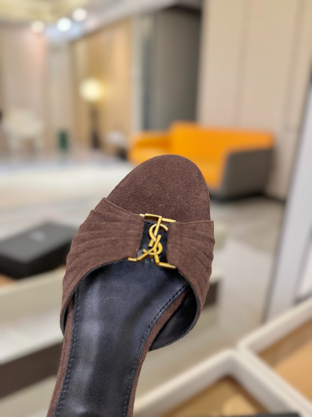YSL「SAINT LAURENT*」 夏季新品 优雅大气拖鞋 —————————— 平底设计拉长腿部线条, 瞬间点 YSL「SAINT LAURENT*」 夏季新品 优雅大气拖鞋 —————————— 平底设计拉长腿部线条, 瞬间点