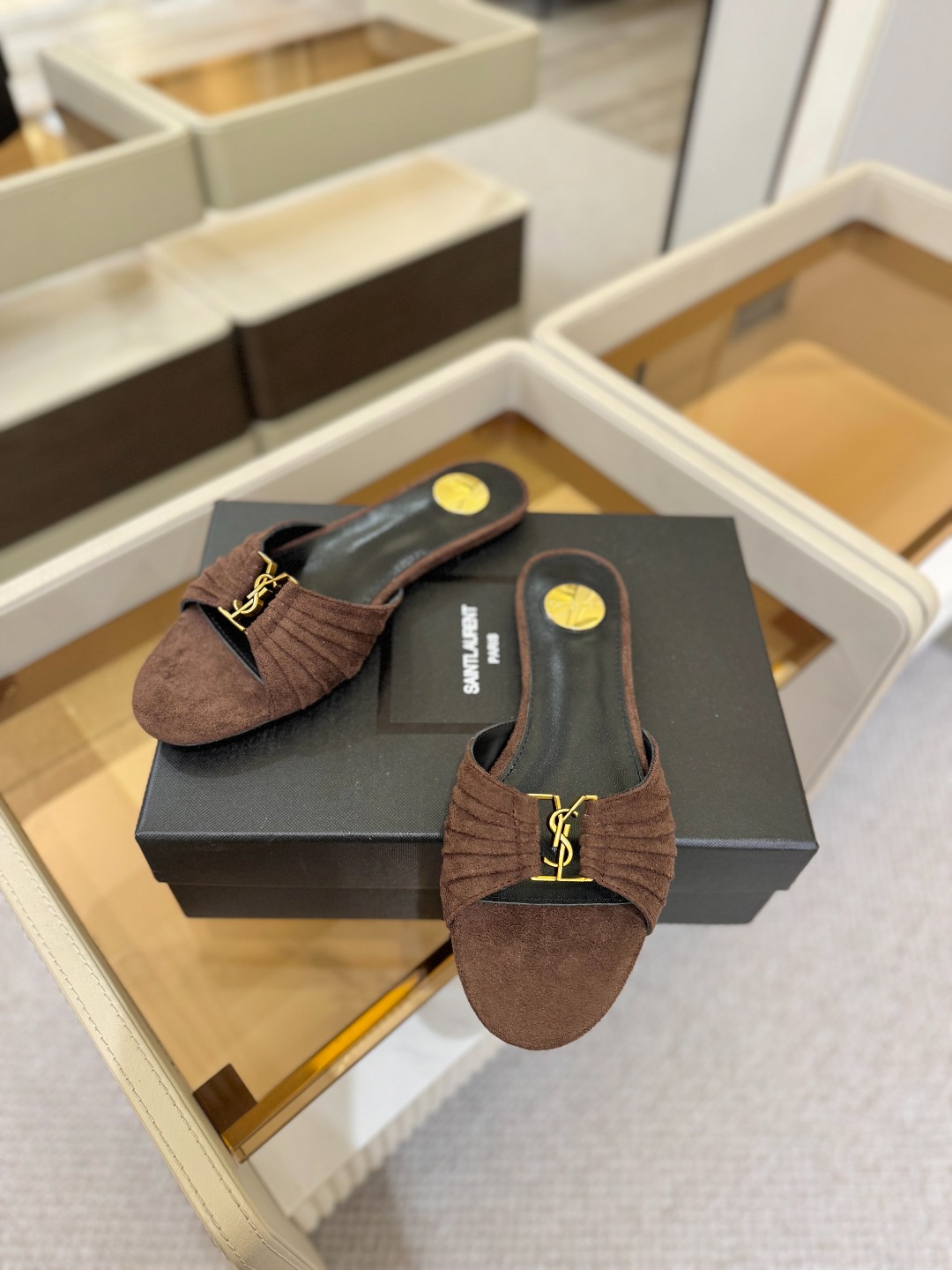 YSL「SAINT LAURENT*」 夏季新品 优雅大气拖鞋 —————————— 平底设计拉长腿部线条, 瞬间点 YSL「SAINT LAURENT*」 夏季新品 优雅大气拖鞋 —————————— 平底设计拉长腿部线条, 瞬间点