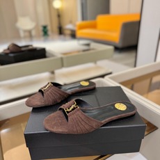 YSL「SAINT LAURENT*」 夏季新品 优雅大气拖鞋 —————————— 平底设计拉长腿部线条, 瞬间点 YSL「SAINT LAURENT*」 夏季新品 优雅大气拖鞋 —————————— 平底设计拉长腿部线条, 瞬间点